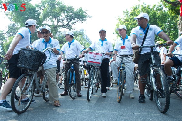 Hanoi cyclists and pedestrians join Earth Hour campaign - ảnh 1